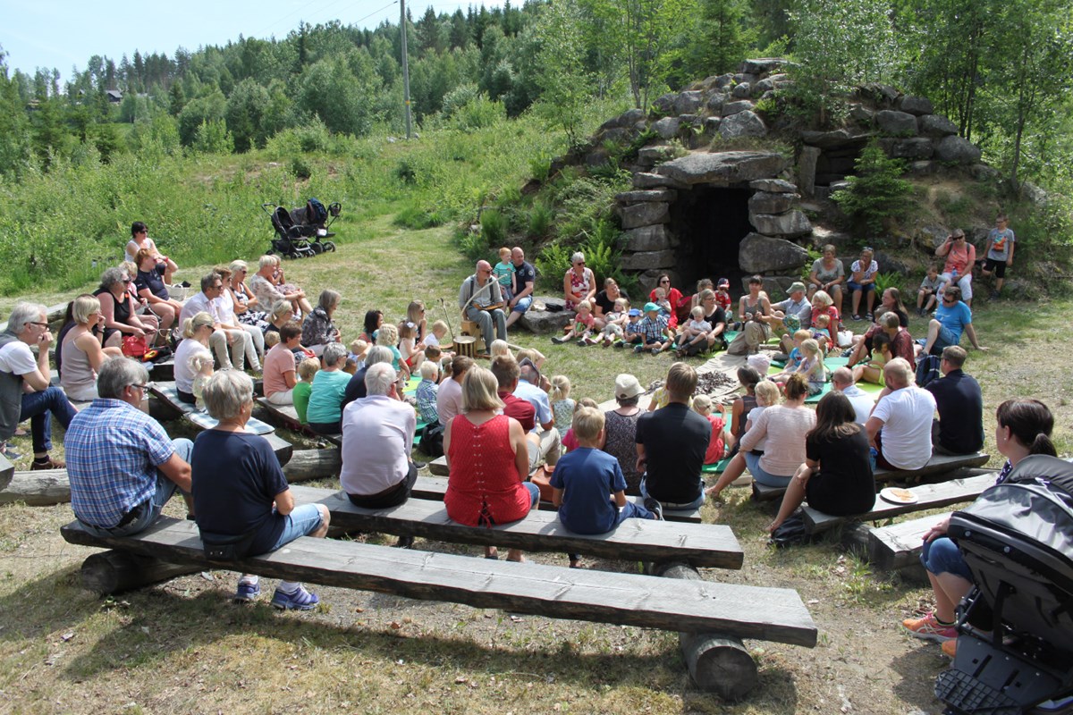 Nesten fullsatt trollamfi da Brageteatret var på besøk på Barnas dag.