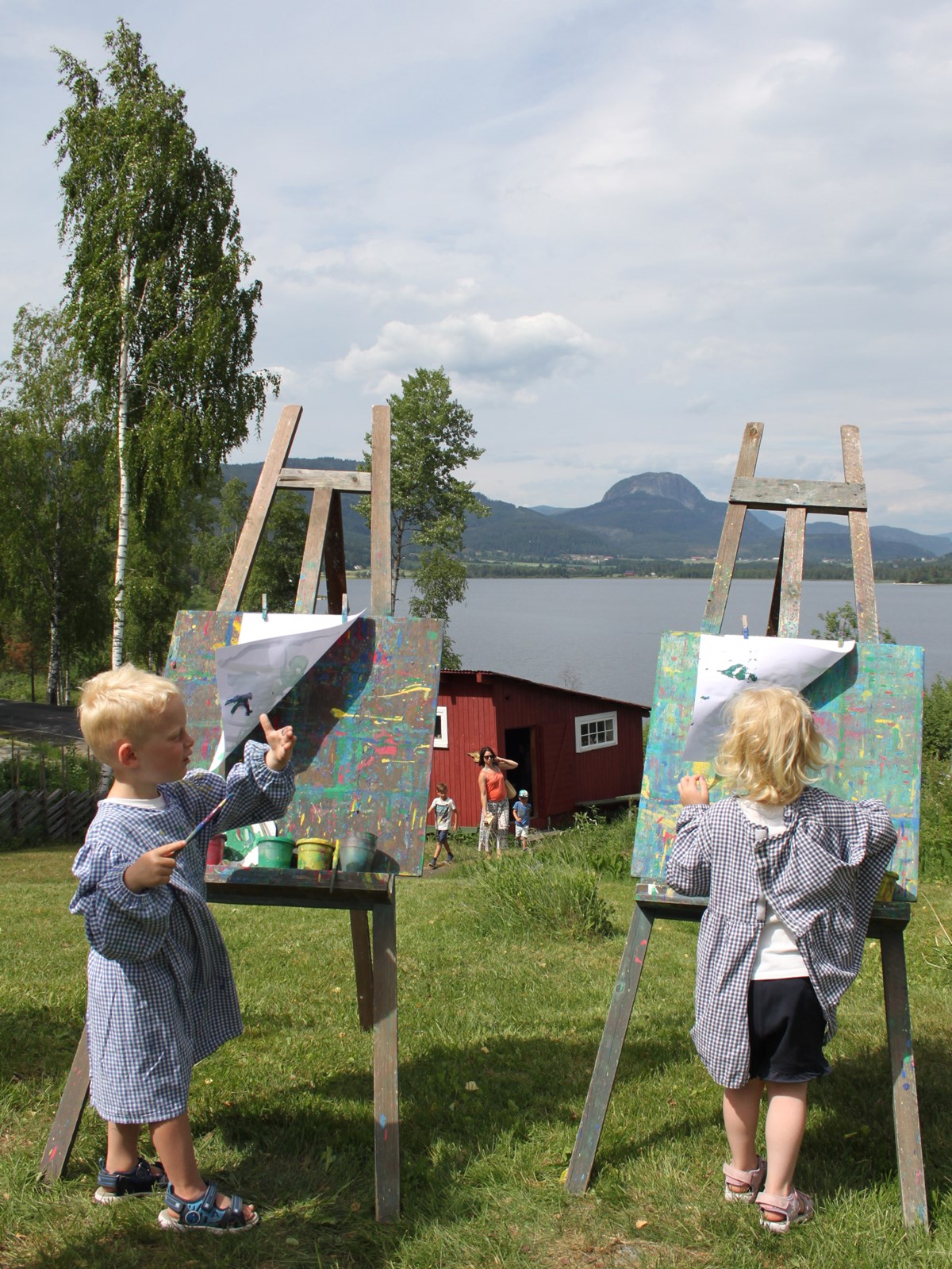 Tvillingene Andreas og Nora (3 år) fikk utløp for skapergleden sin, med utsikt mot flotte Andersnatten.