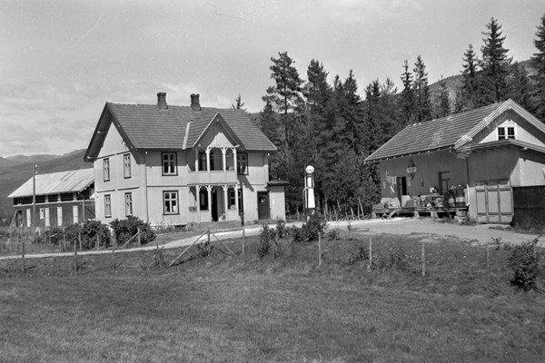 Dette er Bakken Landhandel i Eggedal. Idag finnes det fire dagligvareforretninger i Sigdal: I Prestfoss, Nedre Eggedal, Eggedal og Haglebu. Hvor mange fantes det på 60-70 tallet?