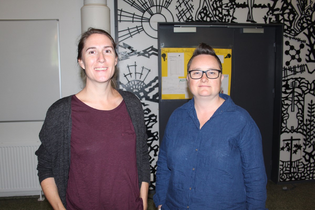 Marthe Brandt (til venstre) og Kari Flock bistår med teaterekspertise.
