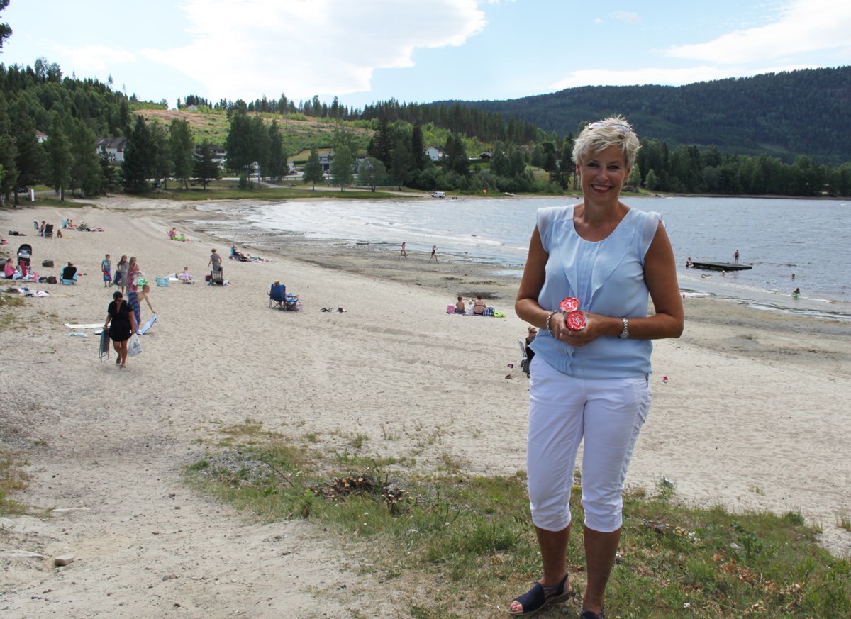Ordfører Tine Norman spanderer gratis is om det blir over 30 grader.