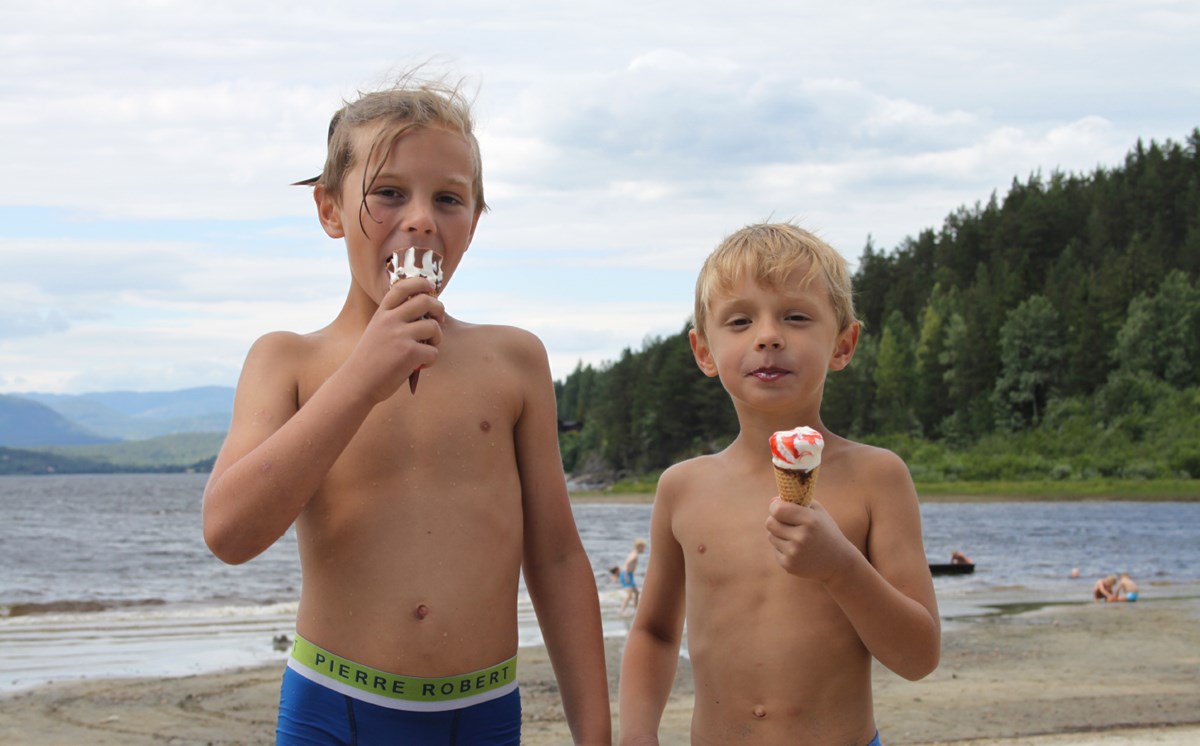 Didrik og Oliver gleder seg til det blir kiosk, og mer is!