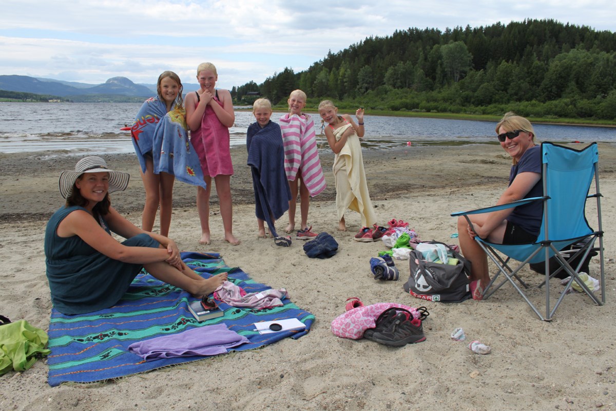 Eli (fra venstre), Jenny, Margret, Live, Helga, Milla og Borghild koser seg alle på stranda.