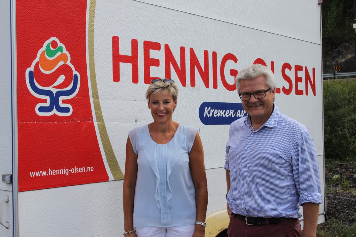 Jan Julseth hadde anledning til å ta med seg kiosken fra Hennig Olsen i Drammen, til stor begeistring for ordfører Tine.