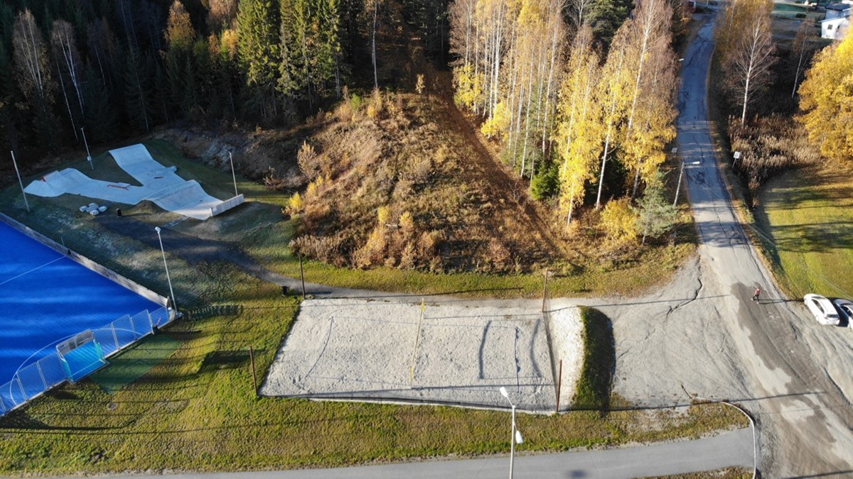 Området overfor sandvolleyballbanen skal nå gjøres klart til vinterbruk.