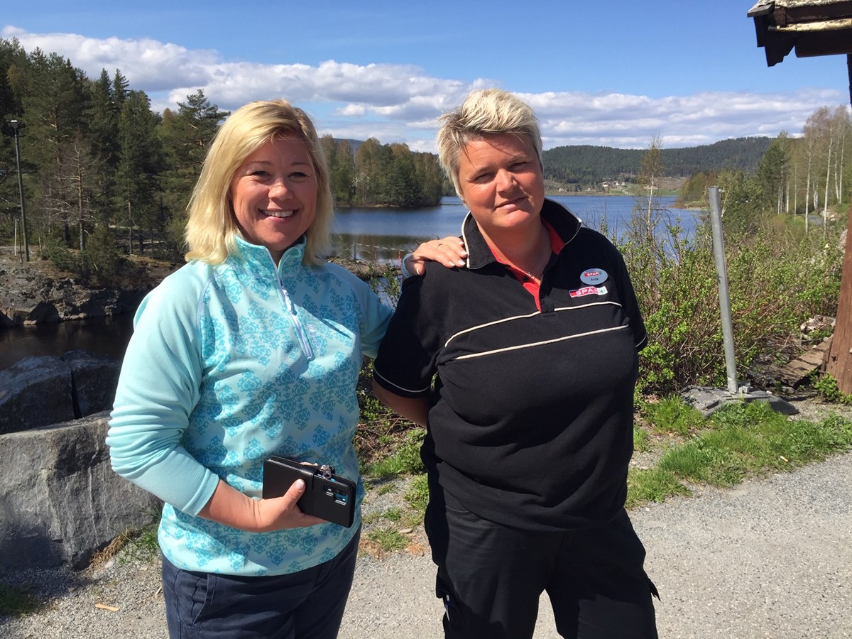 Kathrine og Anita gleder seg til Markedsdagen.