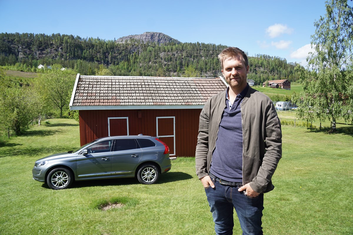 Ingar har utsikt mot toppen av Andersnatten fra verandaen.