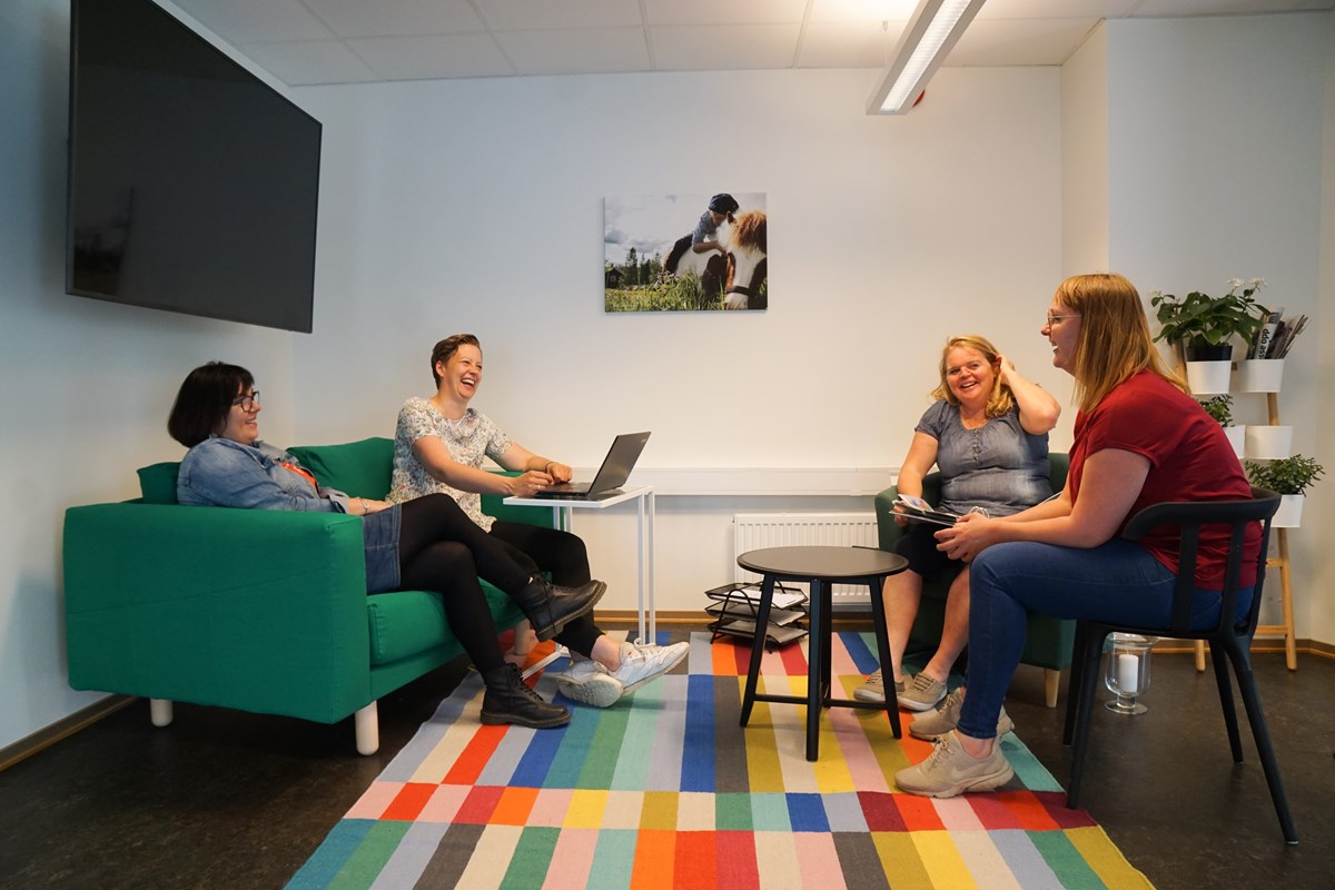 Hos Næringshagen er de glade for besøk. Fra venstre: Byantikvar i Kongsberg kommune Hilde Roland, Hilde Søraas Grønhovd, Tone Ranheim og Benedikte Pettersen.