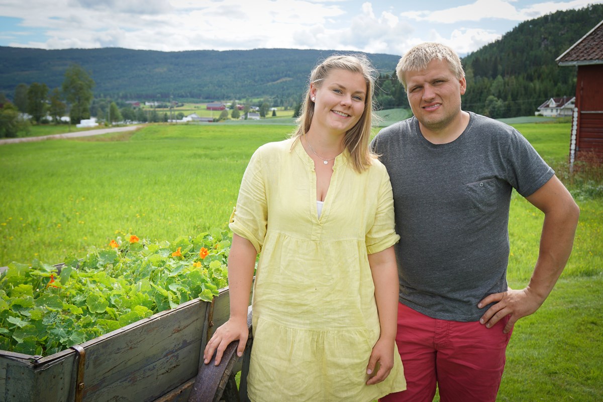 Stine Hvila er denne ukens unge sigdøling. Her sammen med samboeren Håkon S. Hoffart.