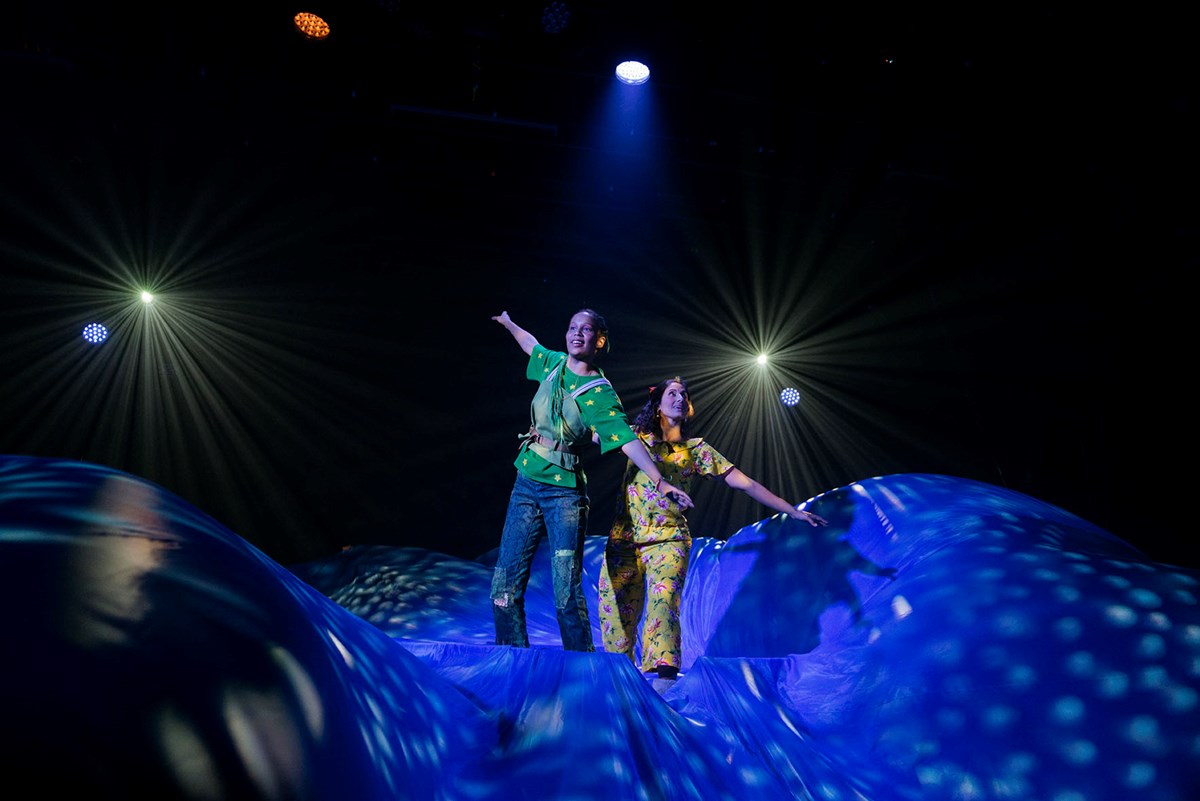 Peter Pan og Wendy flyr til Aldriland. Foto: Signe Fuglesteg Luksengard.