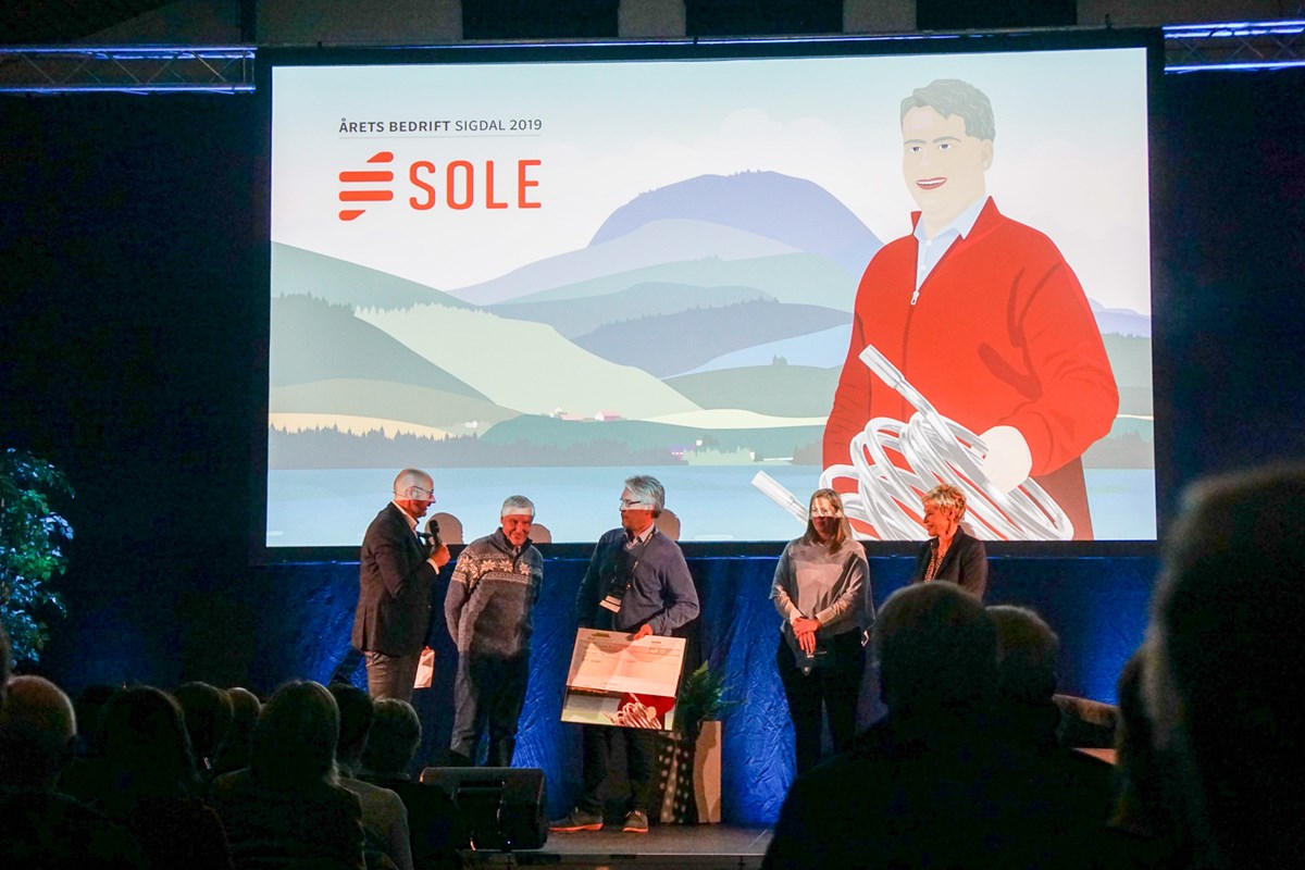 Sole AS ble kåret til Årets Bedrift i Sigdal under Sigdalskonferansen 2019. Thor Reidar og far Thor Sondre tok stolt i mot prisen.