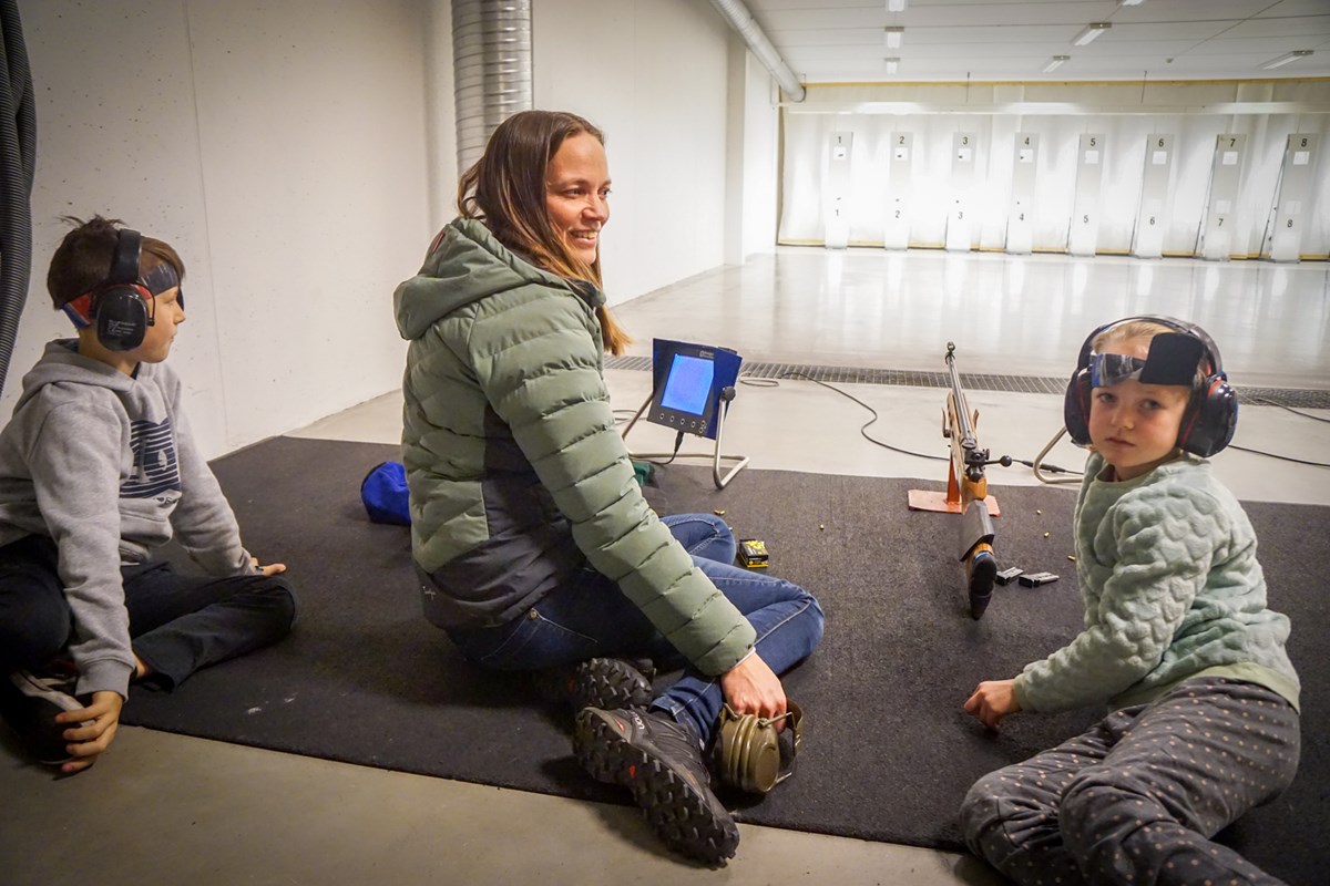 Kjekt å få gode råd av mamma Bente som også har drevet med skyting i mange år.