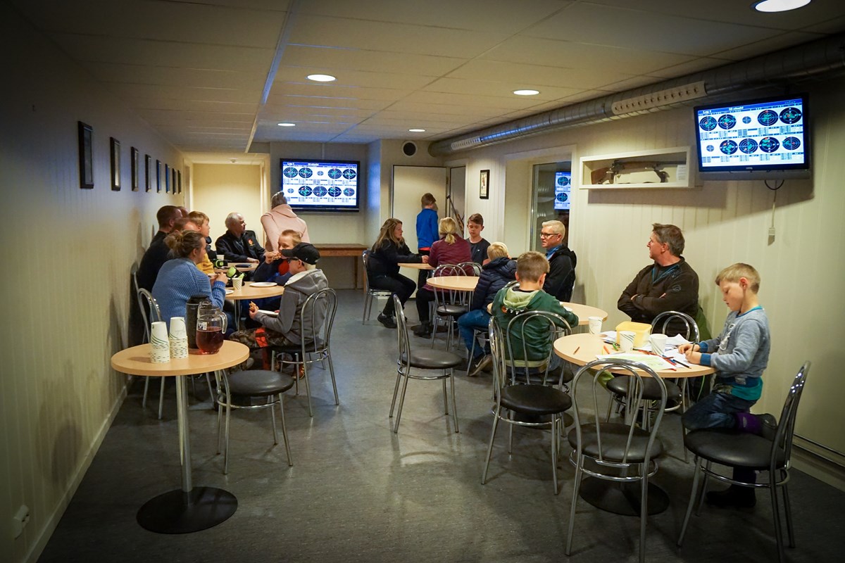 Ute blant kaffekopper og vaffelplater kan foreldre og andre følge med på resultatene.