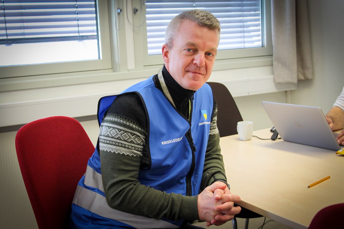 Jostein Harm og resten av kriseledelsen oppfordrer befolkningen til å følge nasjonale råd.