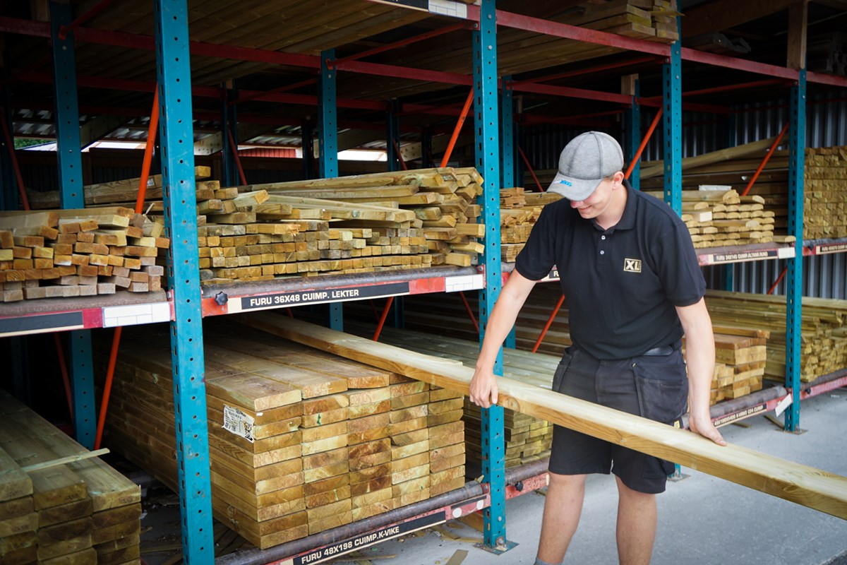 – Det er jo en variert jobb, selv om mye handler om plank, forteller Petter.