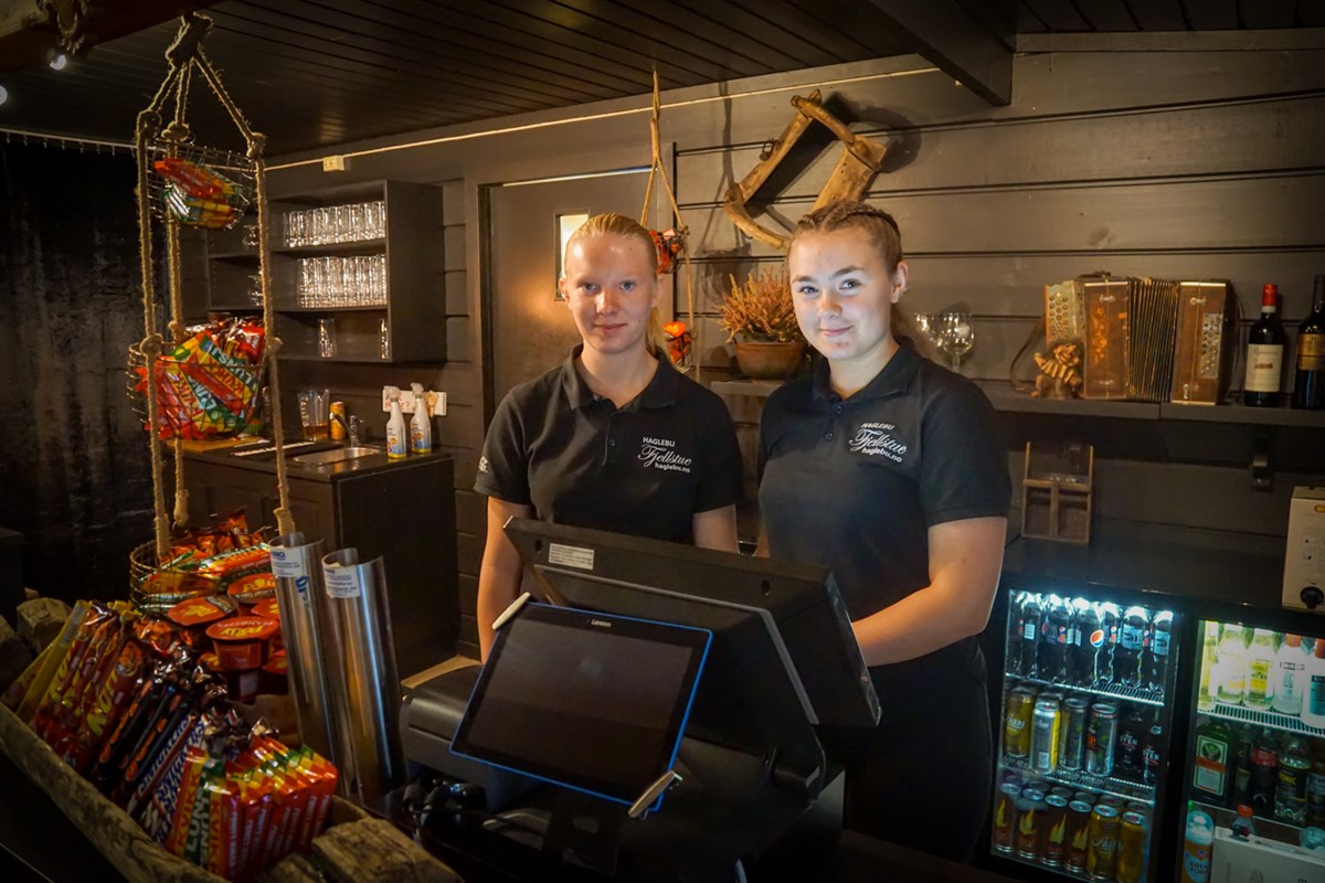 Elisabeth Berg(14 år) og Helene Woll(17 år) møter du i kafeen på Haglebu Fjellstue.