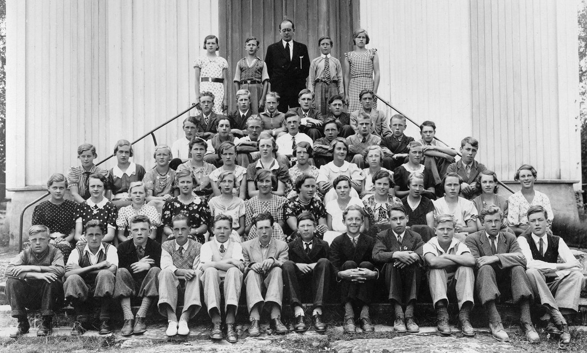 Bilde av konfirmantene i Holmen kirke i 1937.