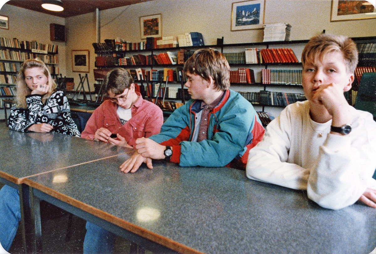 Her er et bilde fra det rommet som fungerte som skolebibliotek og grupperom i en lang periode. Bildet er tatt i 1992, og hva vi gjorde der, husker jeg ikke. (Foto: Tor Kornstad)