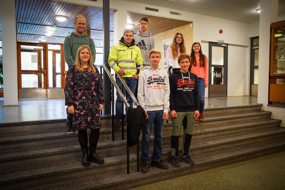 Lærerne Eirik Bjerregaard og Heidi Frøyse, og elevrådet ved Aron Bottolfshus, Kristoffer F. Evju, Hanna S. Emmerud, Yrja K. Haug, Ola Foss og Henrik Hofton.