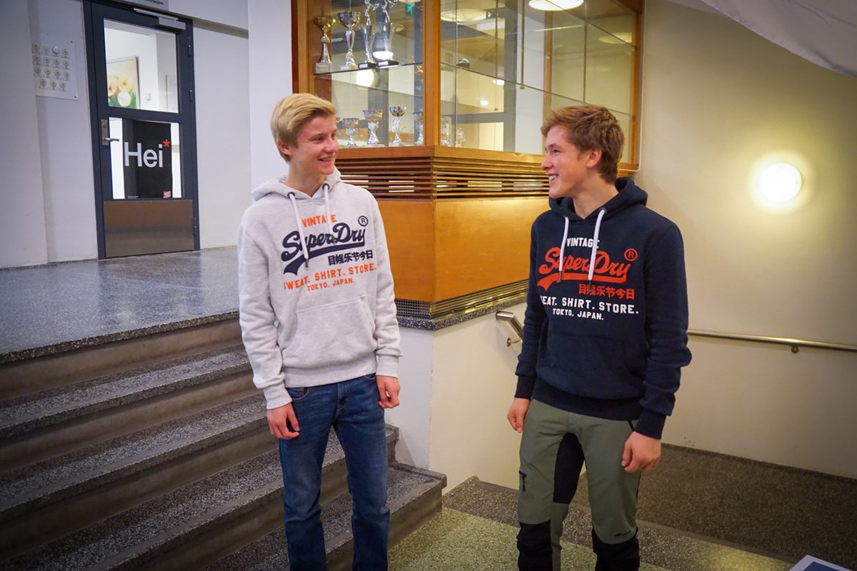Ola Foss (til venstre) og Henrik Hofton er glade for at de ikke har hjemmeskole lenger.