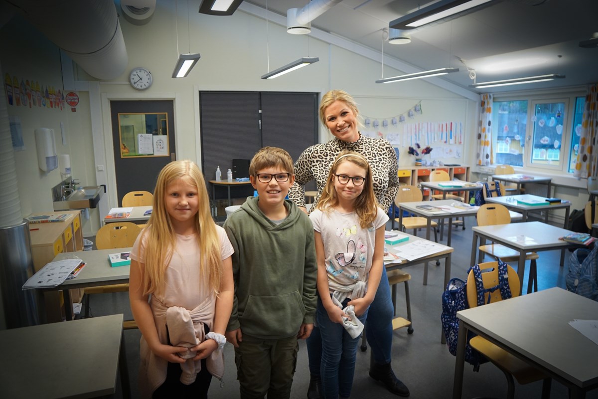 4. klassingene Dina, Mats, Mari og lærer Anne Line.