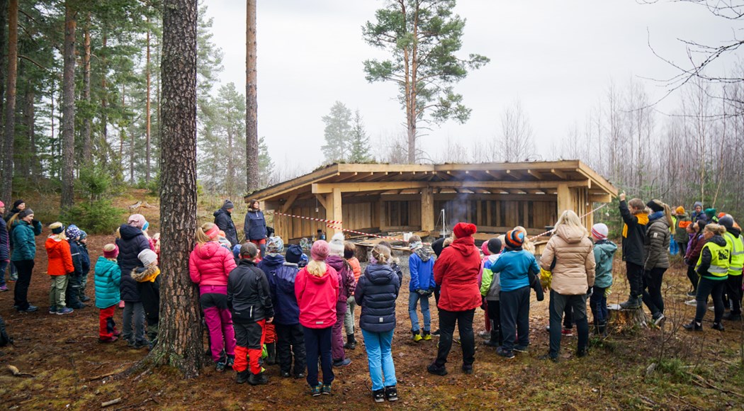Feiret ny gapahuk med leik og moro