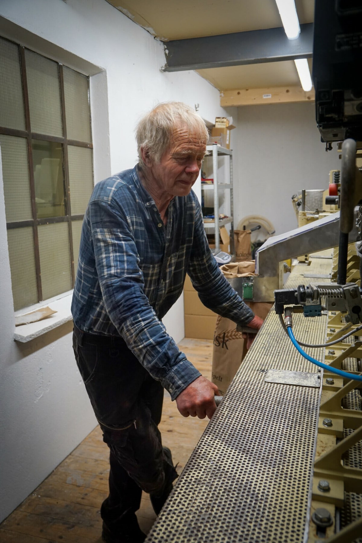 Helge Reistad har skrudd og reparert mekanikk i "alle år".