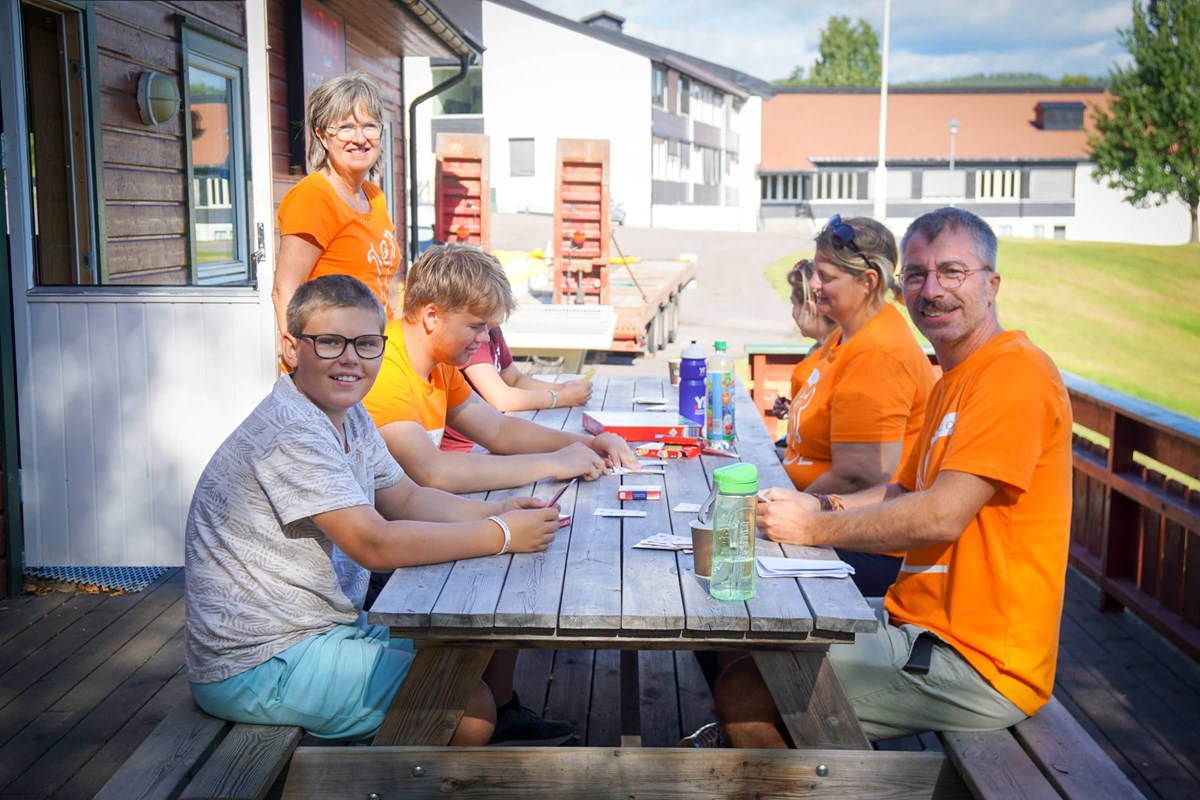 Mads (til venstre) spiller kort sammen med Francesco.