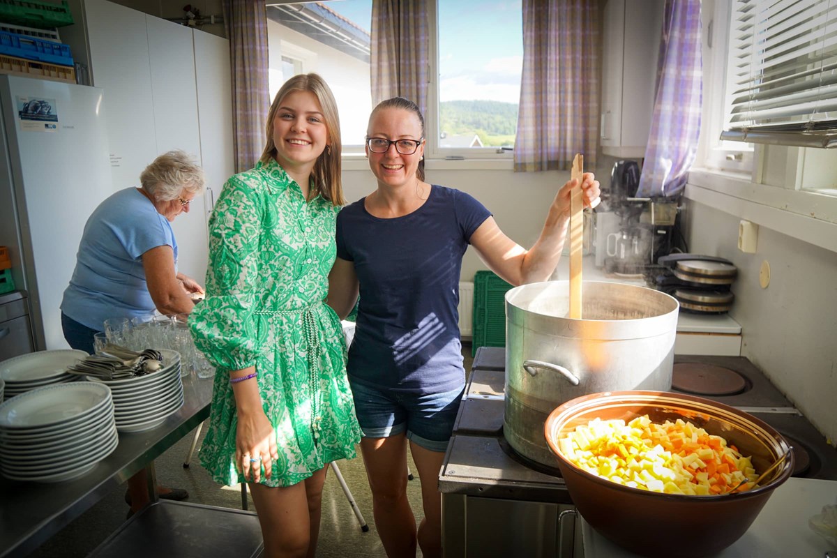 Anita Torgersen og datteren Emilie bidrar med maten.