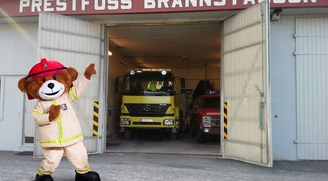 Møt Brannbamsen Bjørnis på Prestfoss brannstasjon