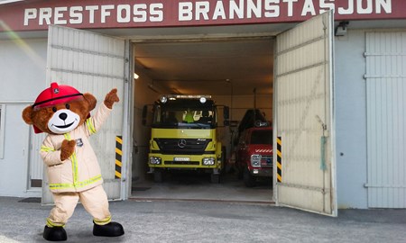 Møt Brannbamsen Bjørnis på Prestfoss brannstasjon