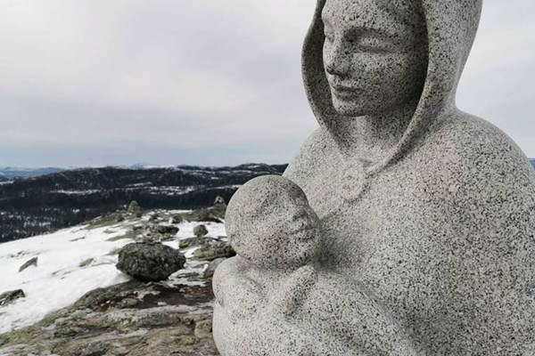 Madonnastatuen og den stienlagte stien har blitt et populært turmål etter avdukingen av statuen 20. juni 2009. Statuen er utformet i lys granitt, men hvilket materiale ble først foreslått?