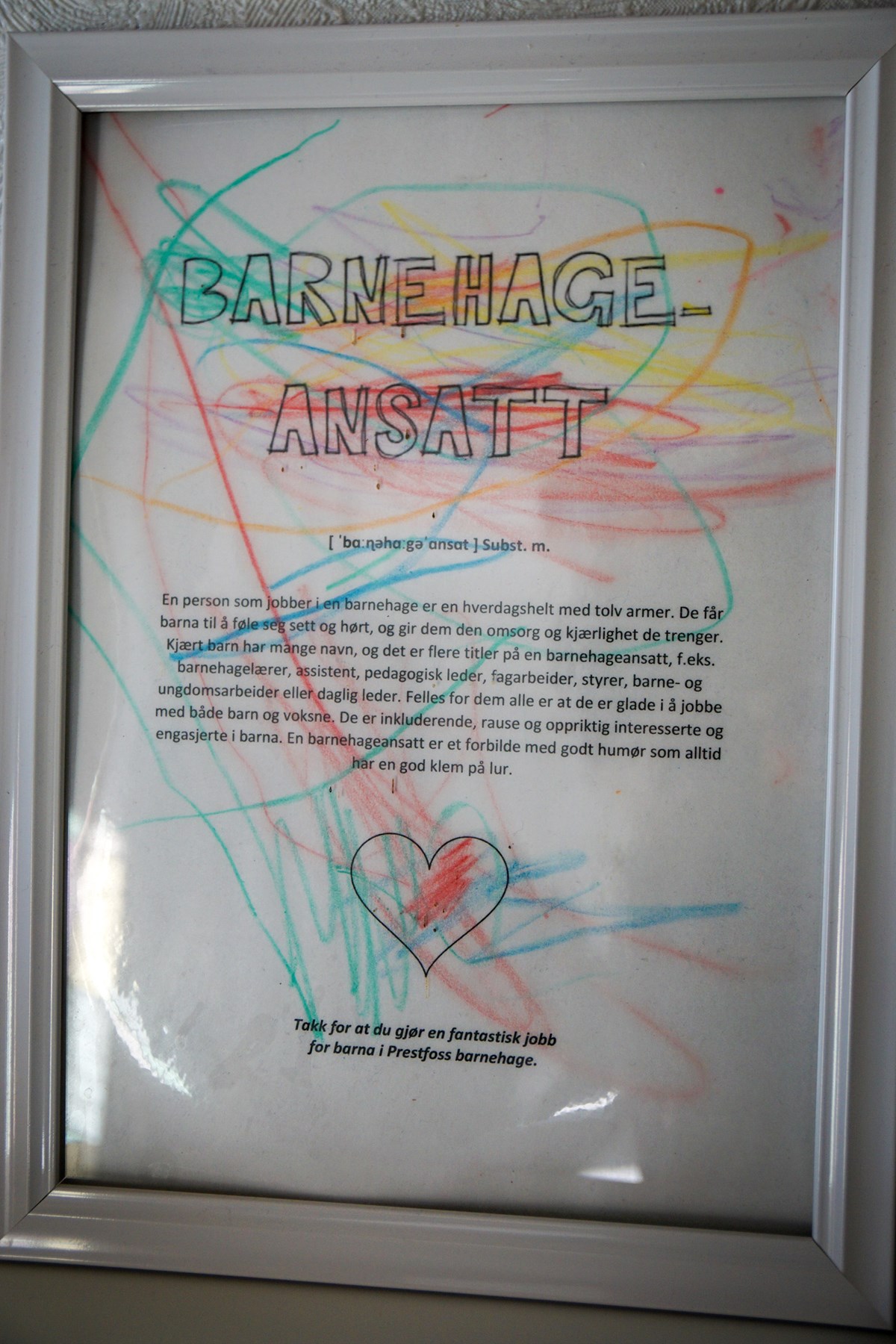Barna i Prestfoss barnehage setter stor pris på gode, trygge ansatte som Lina – noe denne gaven fra barna viser.