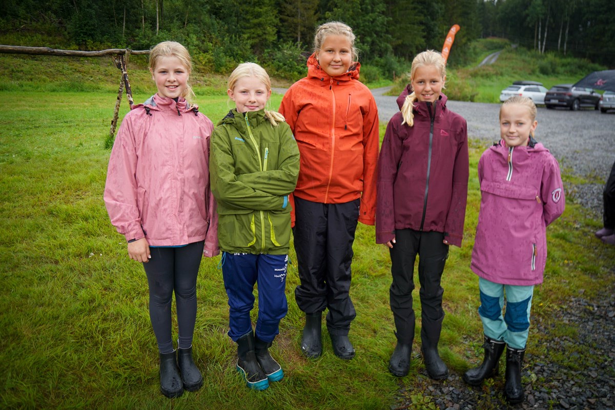 6. klassejentene Kornelia, Ingeborg, Mathea, Linnea og Hedda.