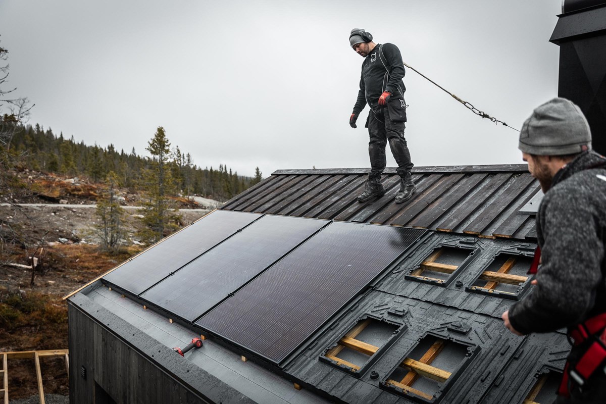 Stadig flere velger solcellepanel på hytta.