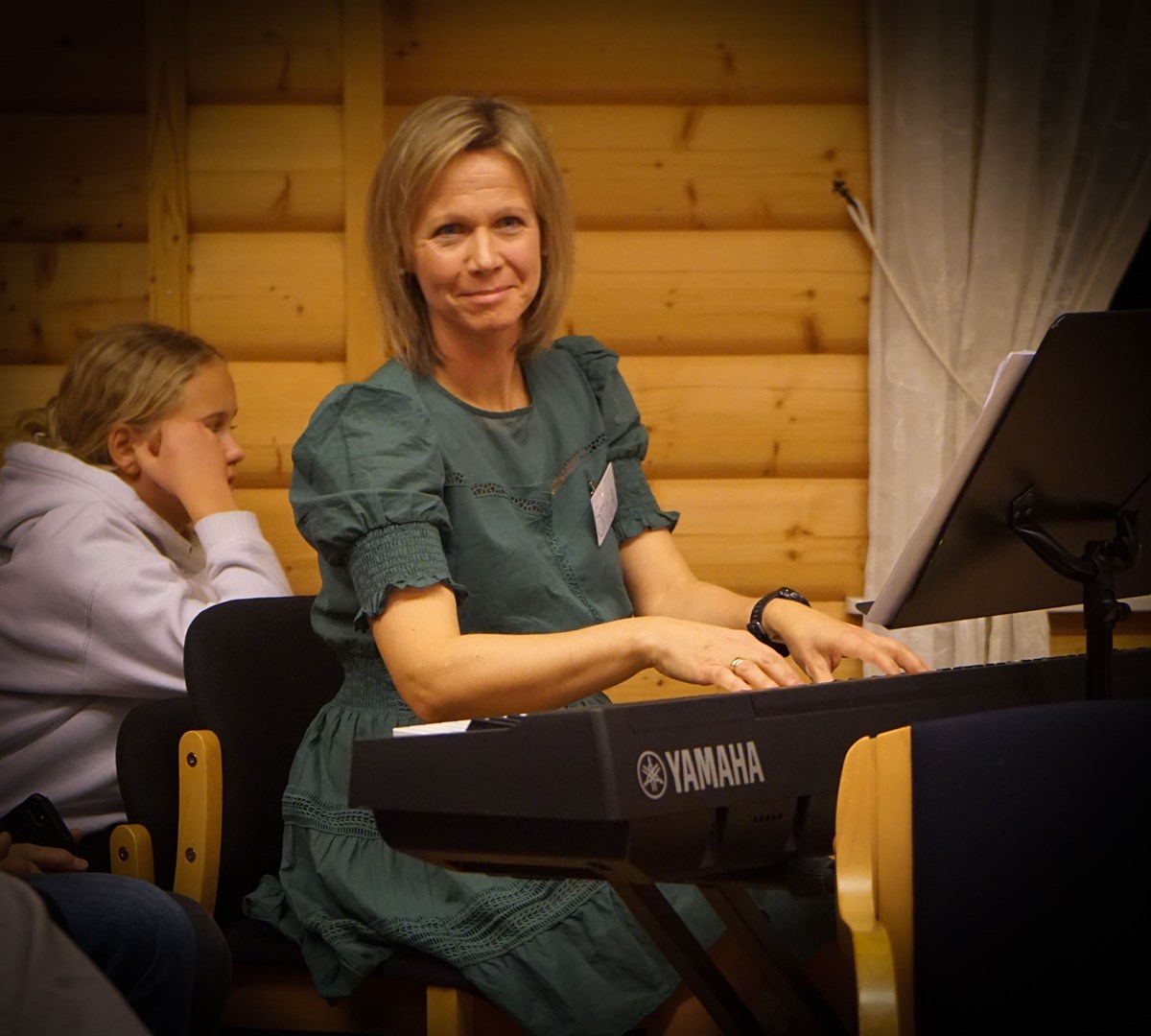 Initiativtager og musikalsk leder Stina spiller på piano.